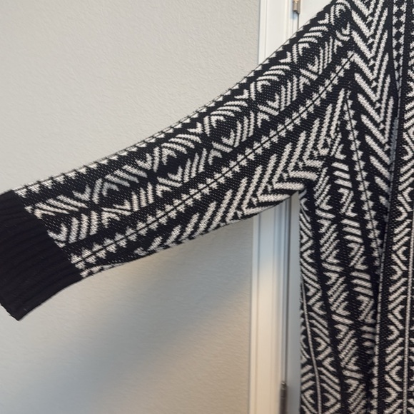 BloomChic Black and White Geometric Cardigan - Picture 7 of 9